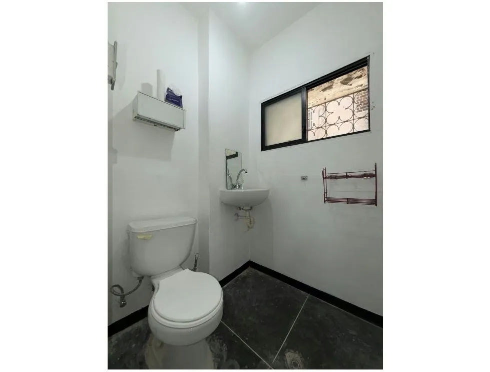 Alquilo local para trabajar a puerta cerrada 48m2 Bello Monte 3395 - 5