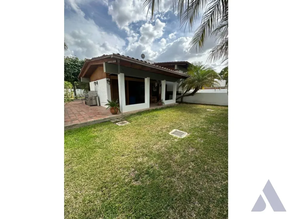 Vendo casa c/ jardín en calle cerrada 447m2 Caurimare 4834 - 12