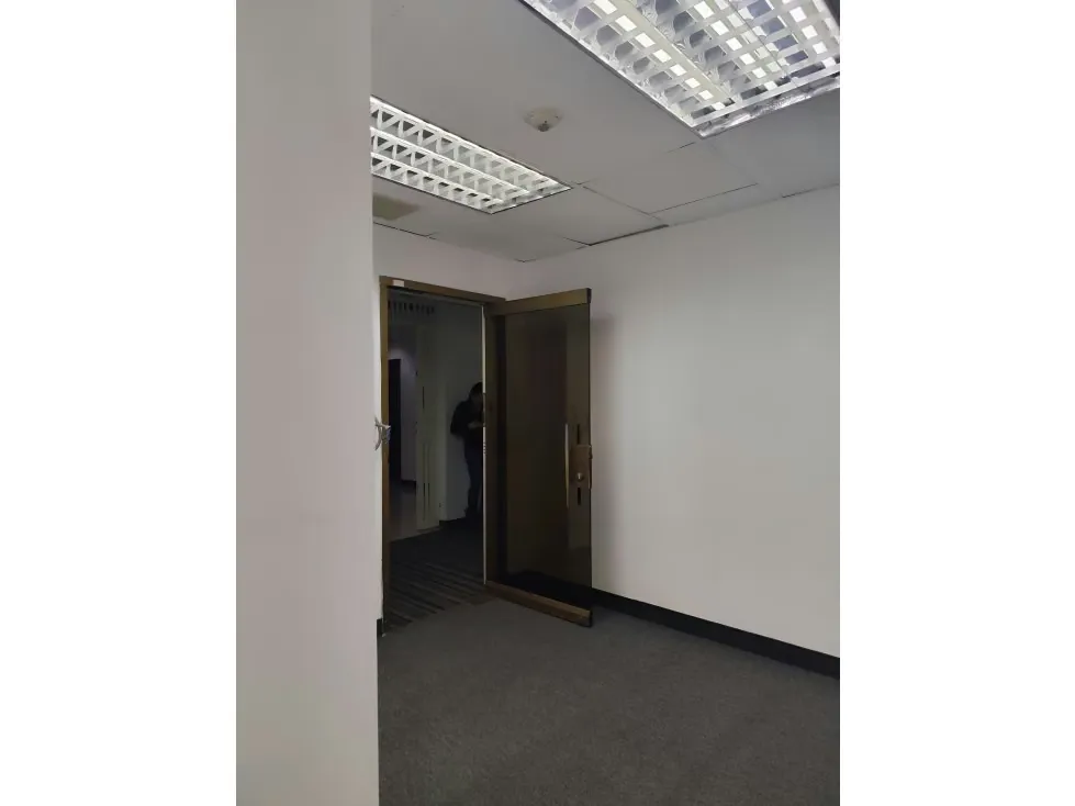 OFC 80MT2 ALQUILER CALLE CAPITOLIO AV. FCO DE MIRANDA - 13