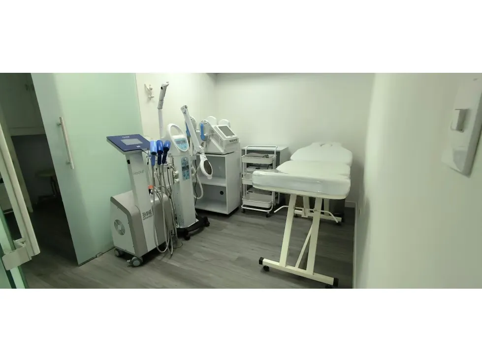 EN ALQUILER Consultorio Médico y Odontológico Equipado en el C.C.C.T. - 8