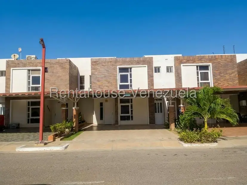 Townhouse (Duplex) en Alquiler en El Cardon, Falcon