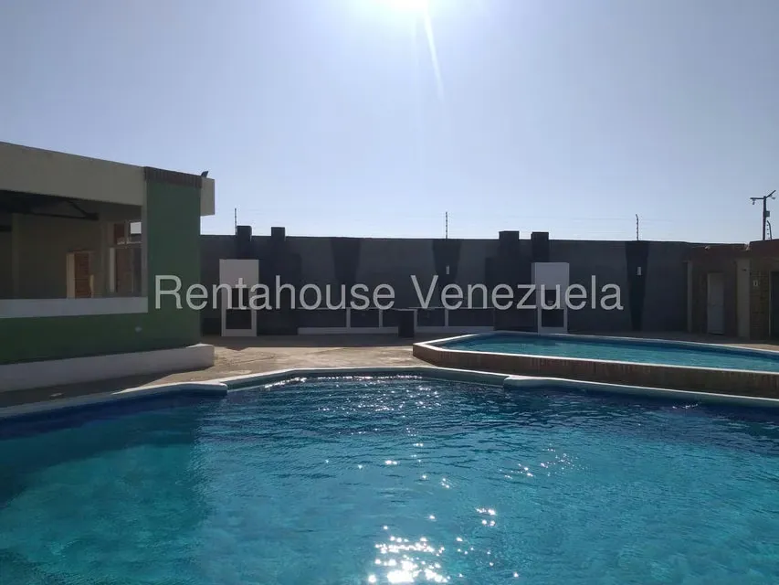Townhouse (Duplex) en Alquiler en El Cardon, Falcon - 37