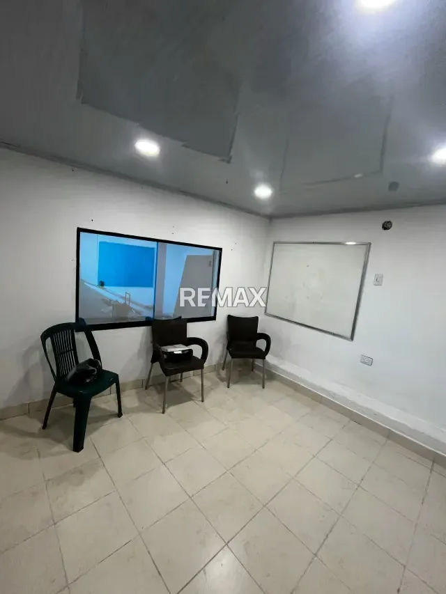 OPORTUNIDAD INDUSTRIAL: GALPON DE 243m2 - 2