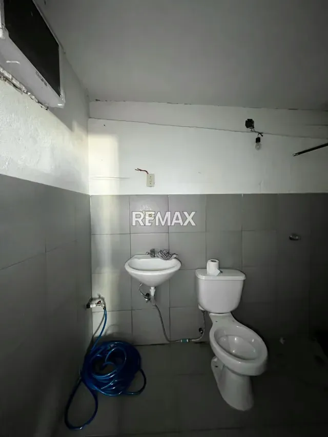 OPORTUNIDAD INDUSTRIAL: GALPON DE 243m2 - 7
