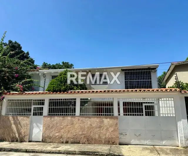 Amplia casa en venta en la urbanización Los Sauces, Valencia
