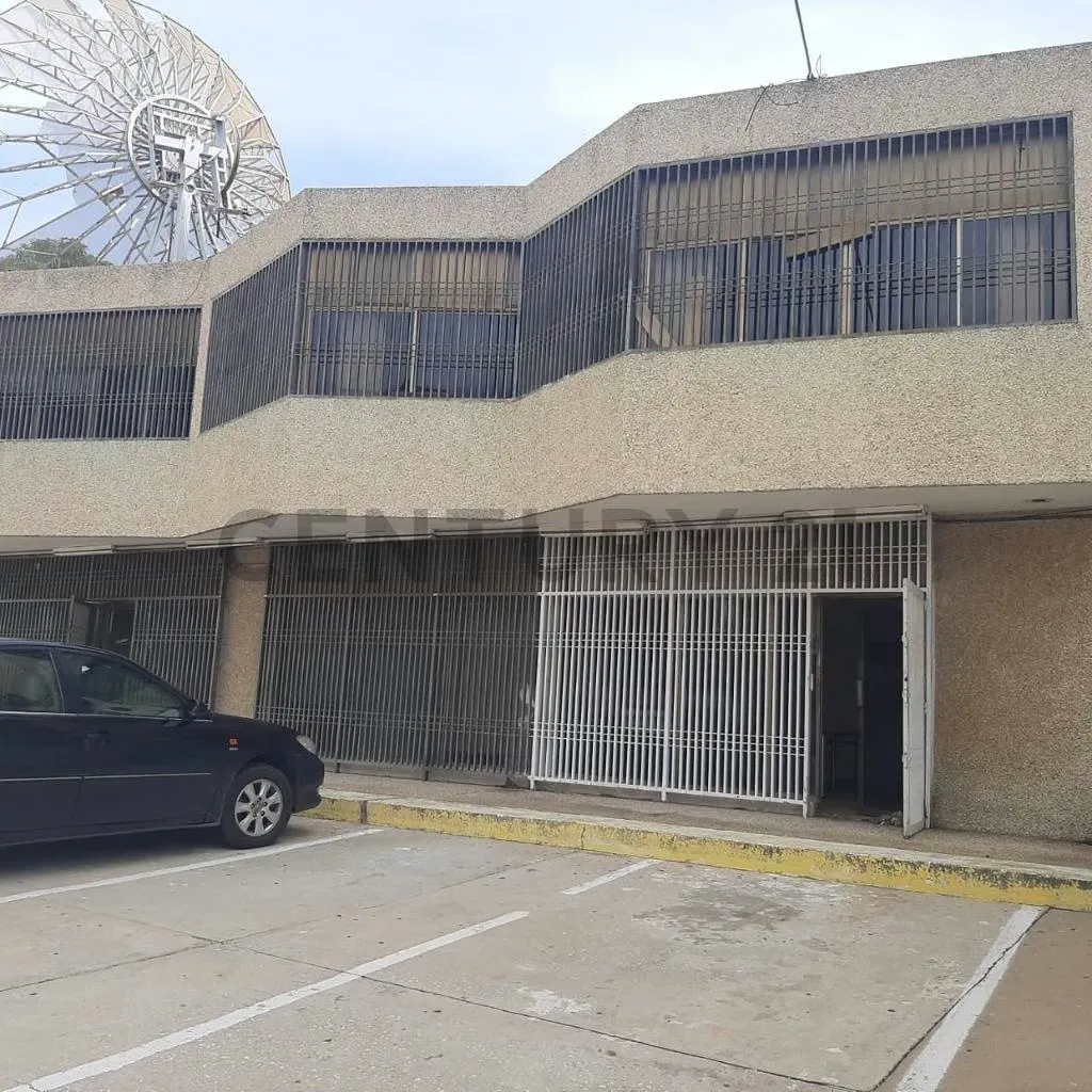 Amplia oficinas con excelente ubicacion sector La Lago - 2