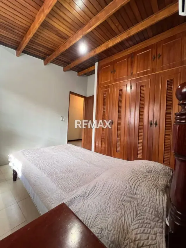 Venta en Exclusiva Casa Ubicada en un condominio privado, tranquilo y en impecable estado de conservación en una ubicación verdaderamente privilegiada. - 2