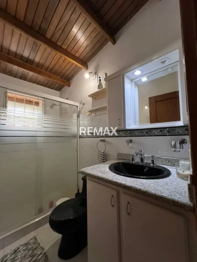 Venta en Exclusiva Casa Ubicada en un condominio privado, tranquilo y en impecable estado de conservación en una ubicación verdaderamente privilegiada. - 3