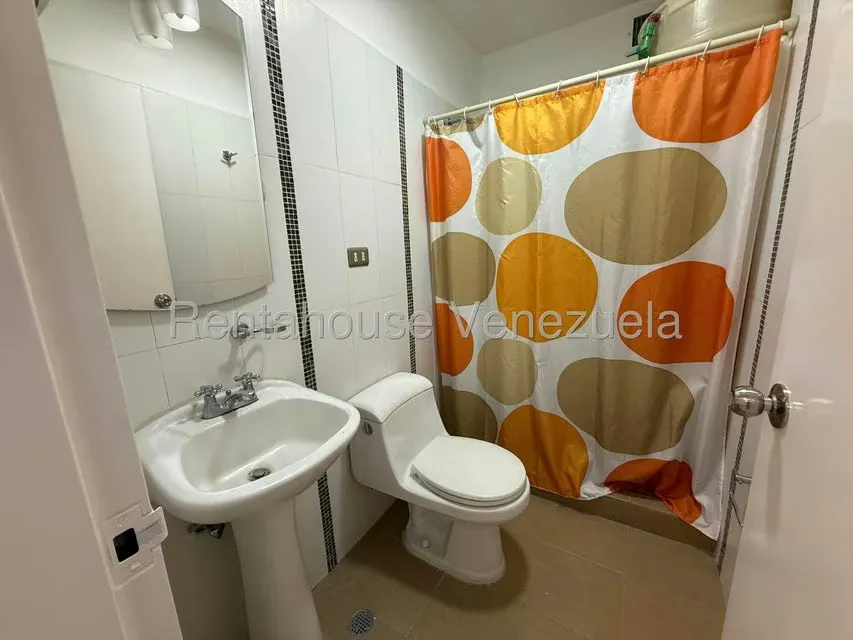 Apartamento (1 Nivel) en Alquiler en El Cigarral, Distrito Metropolitano - 13