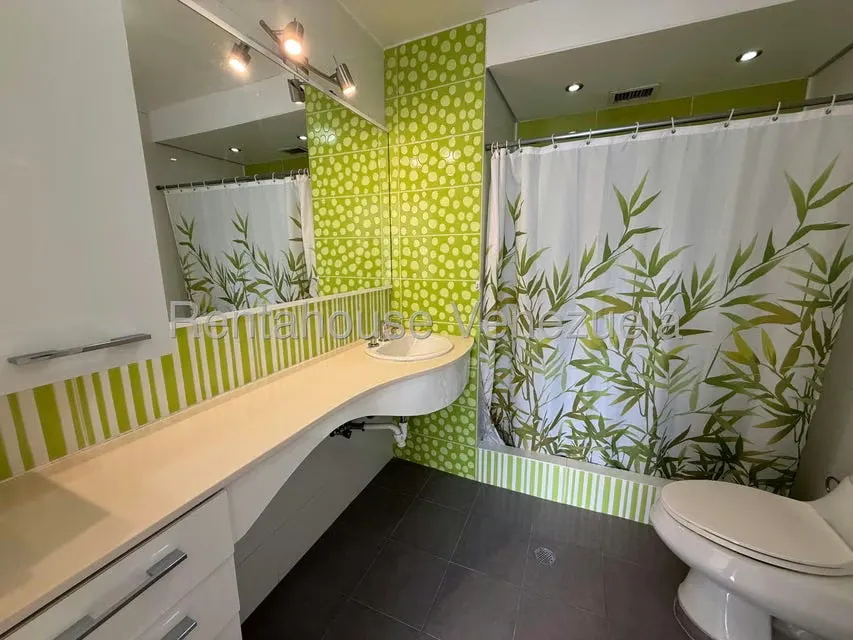 Apartamento (1 Nivel) en Alquiler en El Cigarral, Distrito Metropolitano - 23