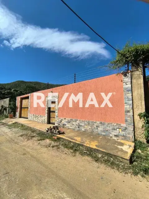En venta casa con piscina y anexo en El Guayabal, La Asunción, Isla de Margarita.