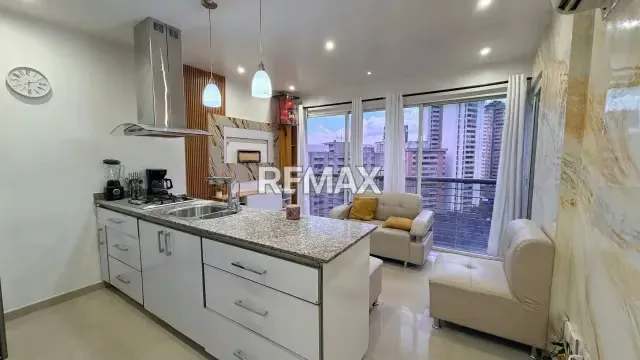 APARTAMENTO REMODELADO EN VENTA EN SAN BERNARDINO, RES. PORTICO DEL AVILA.