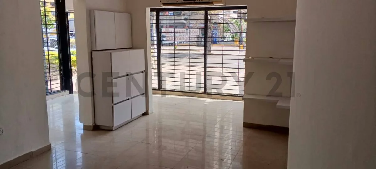 VENTA DE CENTRO COMERCIAL LAS MANOAS UBICADO EN LA PRINCIPAL DE LECHERIA - 2