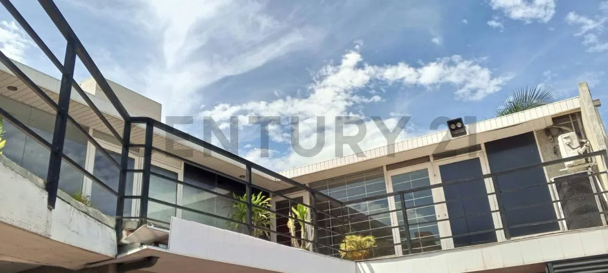 VENTA DE CENTRO COMERCIAL LAS MANOAS UBICADO EN LA PRINCIPAL DE LECHERIA - 3