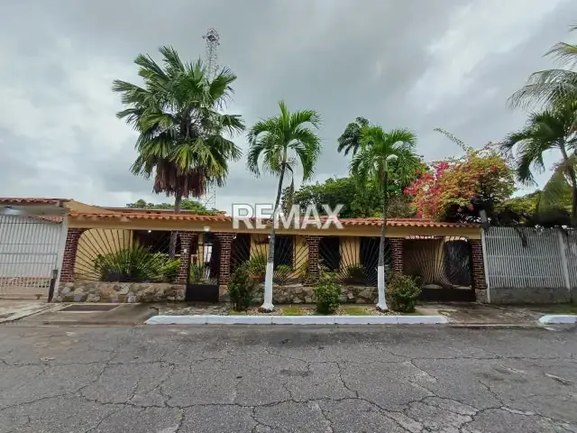 Venta de amplia casa de un nivel en Urbanizacion San Bernardo, San Joaquin. Frente a Heinz