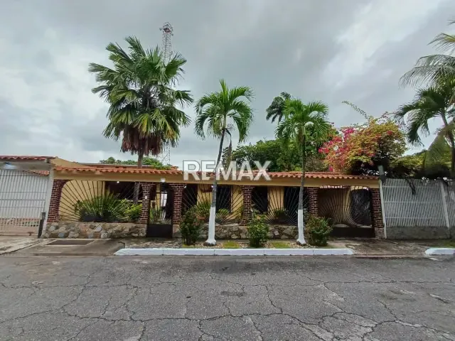 Venta de amplia casa de un nivel en Urbanizacion San Bernardo, San Joaquin. Frente a Heinz