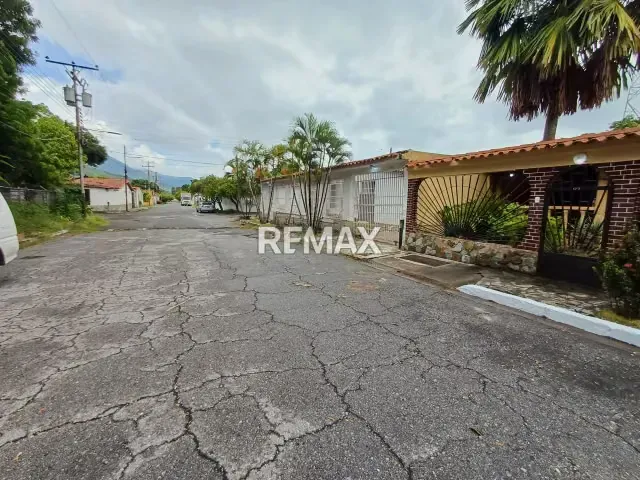 Venta de amplia casa de un nivel en Urbanizacion San Bernardo, San Joaquin. Frente a Heinz - 2