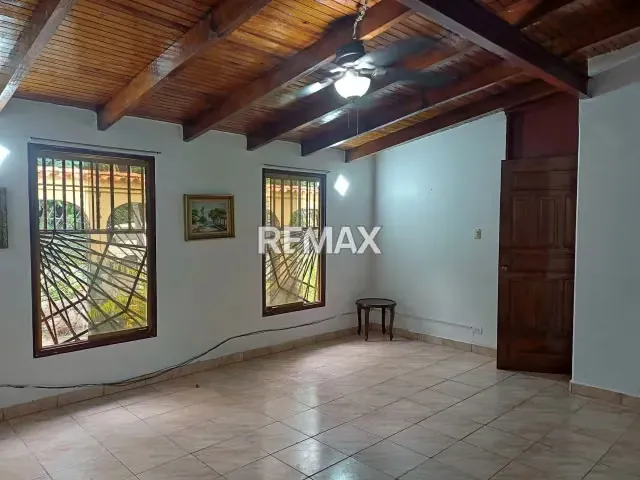 Venta de amplia casa de un nivel en Urbanizacion San Bernardo, San Joaquin. Frente a Heinz - 6