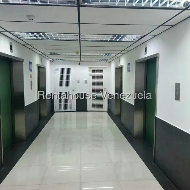 Oficina en Venta en Los Palos Grandes, Distrito Metropolitano - 2