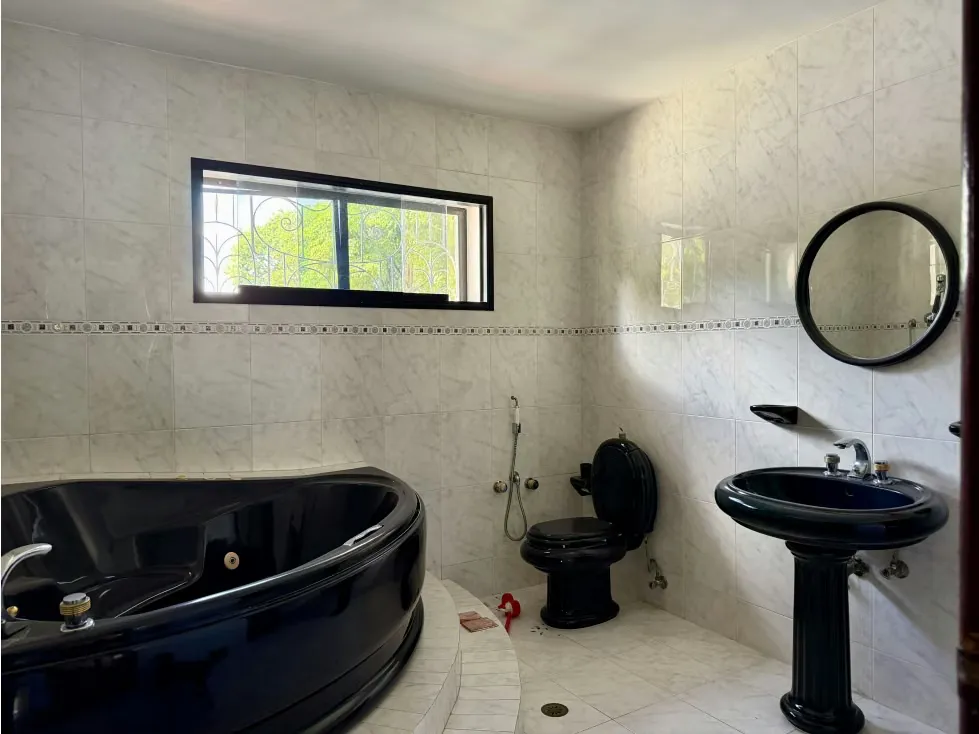 Se Alquila casa/674M2/6h+s/3b+s/8p/La Floresta/4055 - 6