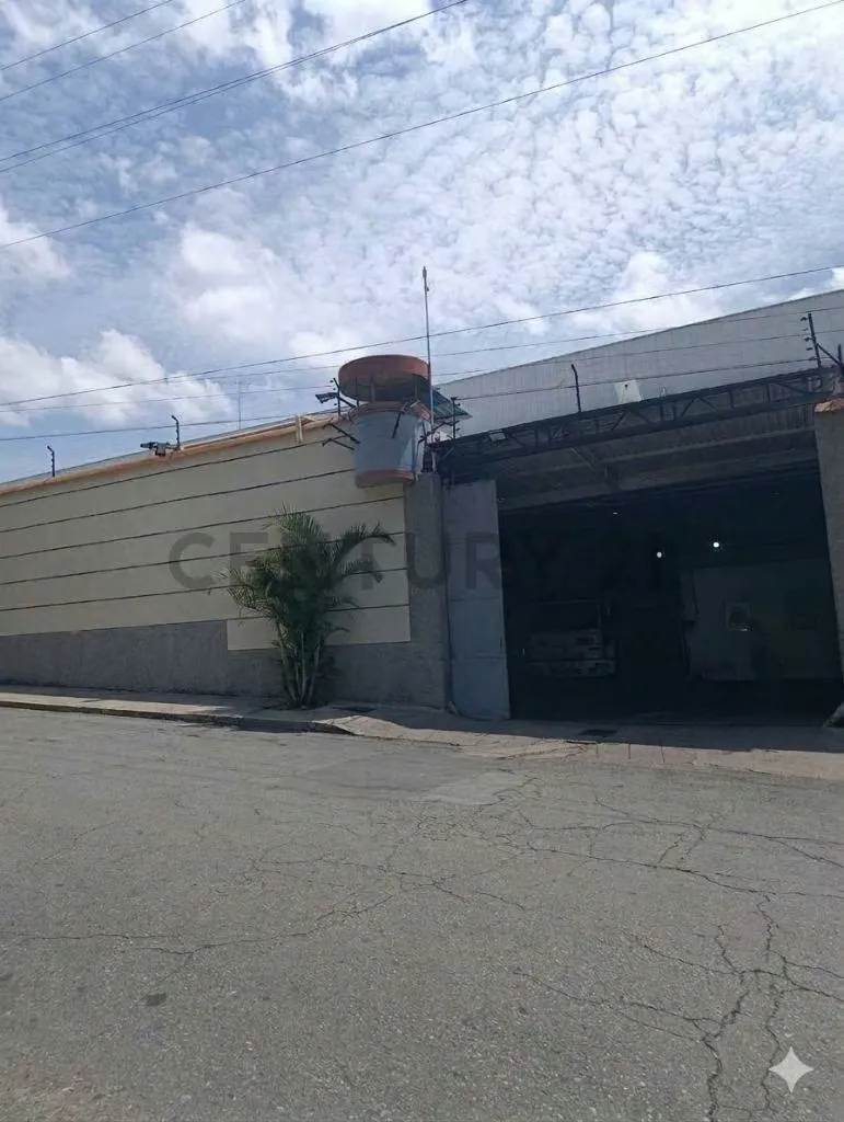 EN ALQUILER: AMPLIO LOCAL INDUSTRIAL / DEPOSITO EN PB EN LA YAGUARA