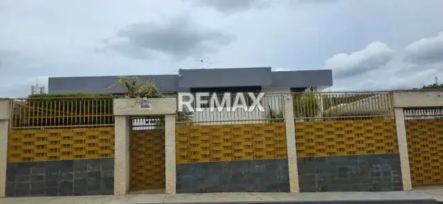 SE VENDE CASA EN CUMBRES DE CURUMOS
