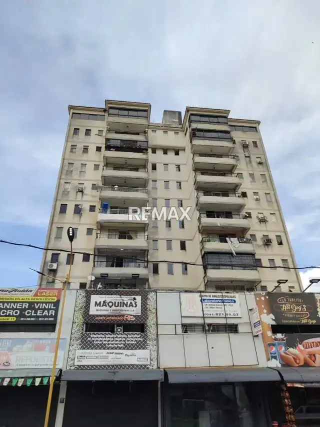 VENTA AMPLIO APARTAMENTO EN LA AV BOLIVAR DE VALENCIA