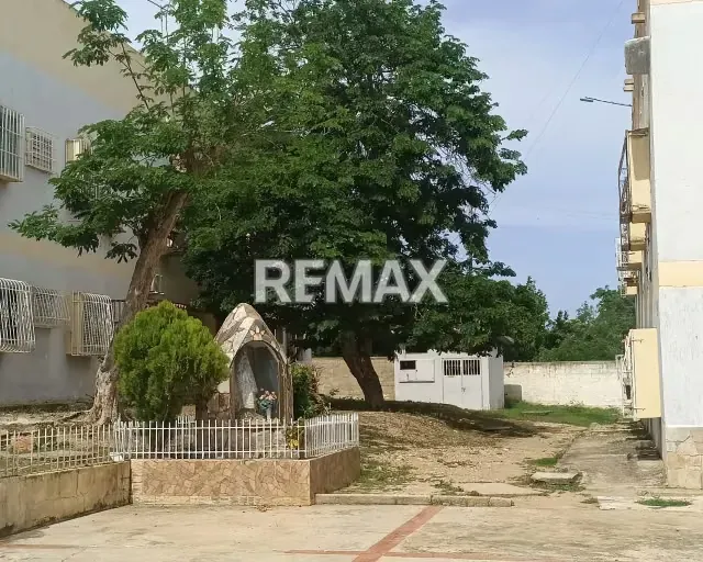 POTENCIAL Y CÓMODO APARTAMENTO EN PB EN LA AV JUAN BAUTISTA ARISMENDI