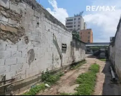 terreno con fachada