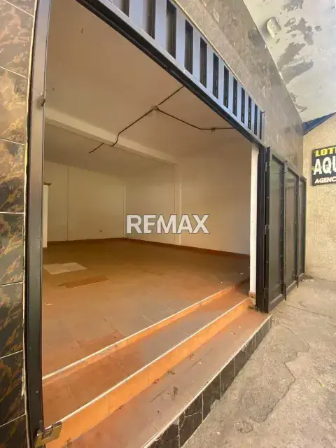 En Venta Local en edificio Don Franco Cabudare centro