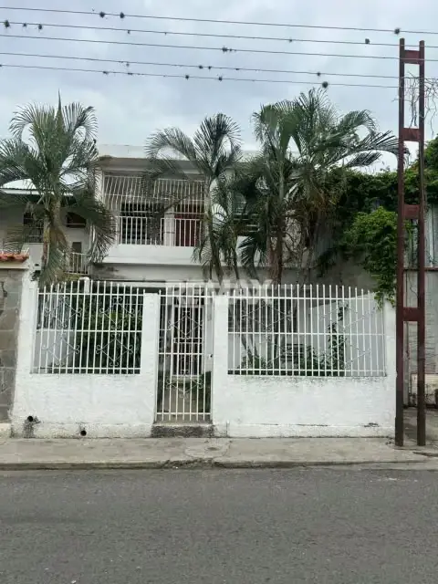 Se vende casa con potencial comercial en el centro de Guacara a remodelar