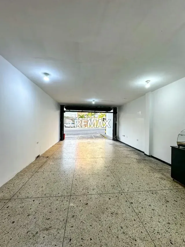 Se Alquila Local Comercial la Av ppal de las Acacias - 4