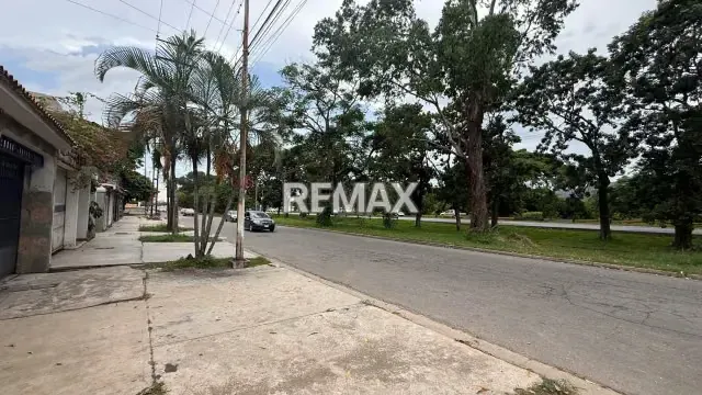 Venta casa de 2 niveles en Mañongo en la vía de servicio de la autopista - 2