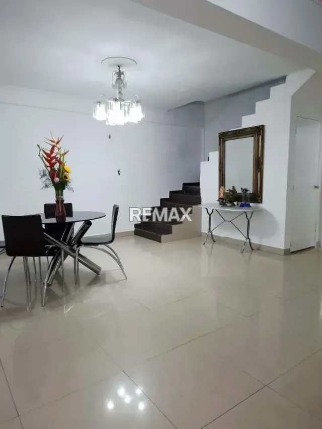 Venta casa de 2 niveles en Mañongo en la vía de servicio de la autopista - 6
