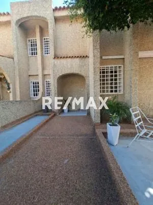 TOWNHOUSE EN VILLA EN SABANETA EN VENTA - 2