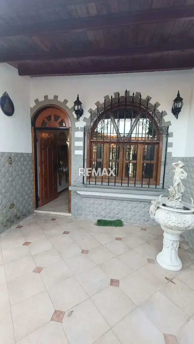 Amplia casa de dos niveles en Colinas de la Rosaleda - 2