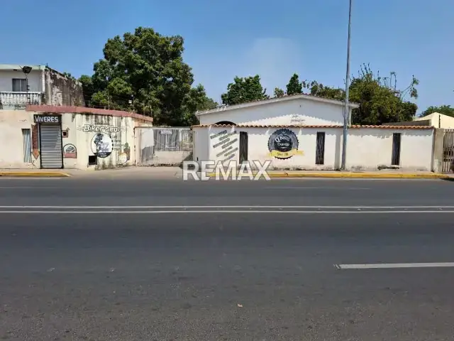Casa con terreno en Venta