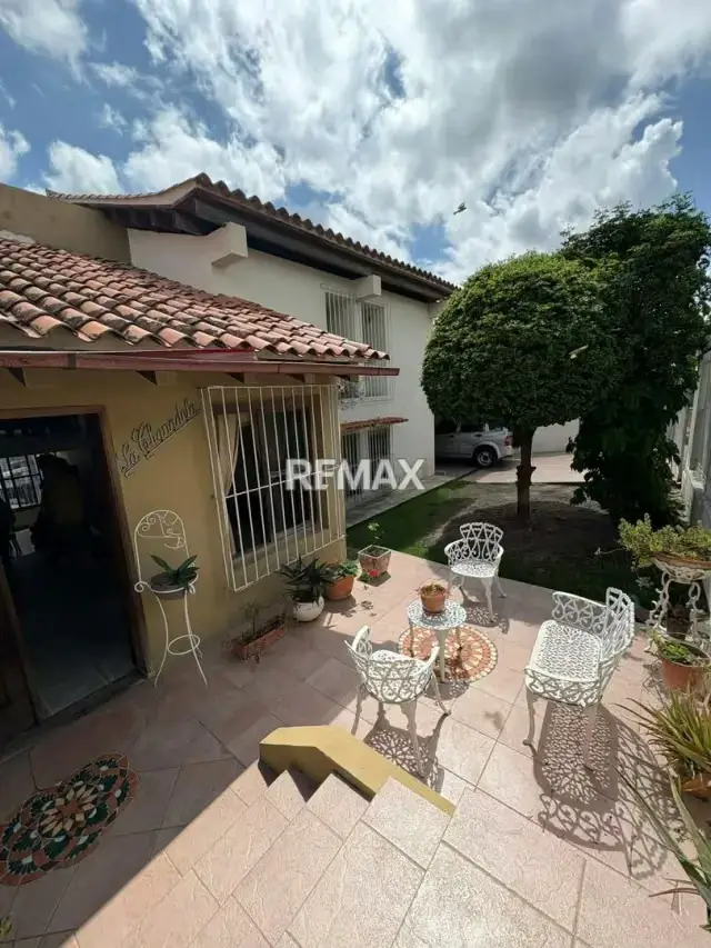 Casa en el este de la ciudad conjunto privado Colinas de Santa Rosa Sur