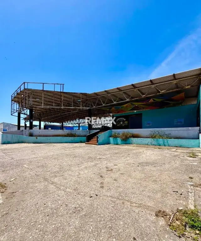 LOCAL COMERCIAL CON AREAS DE EXHIBICION Y TALLERES