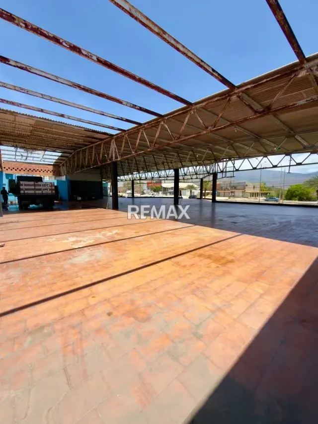 LOCAL COMERCIAL CON AREAS DE EXHIBICION Y TALLERES - 4