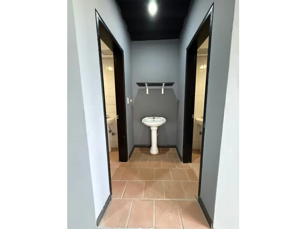 Vendo/alquilo oficina 172m2 La Lagunita 9032 - 6