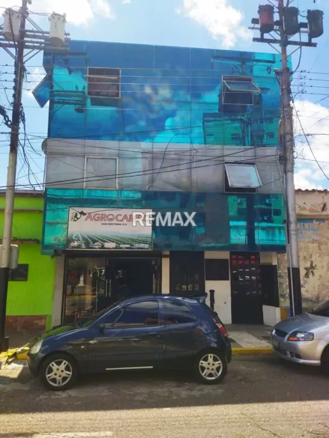 Se alquila apartamento en la 8va Av., a media cuadra de la Plaza Miranda.