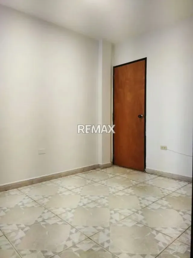 Se alquila apartamento en la 8va Av., a media cuadra de la Plaza Miranda. - 8
