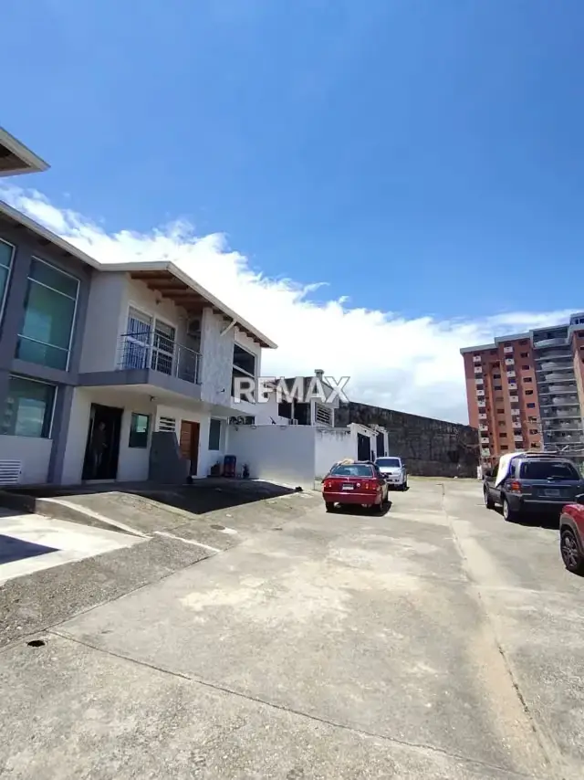 Alquiler Casa Amoblada La Castellana Urb. Alto Pino