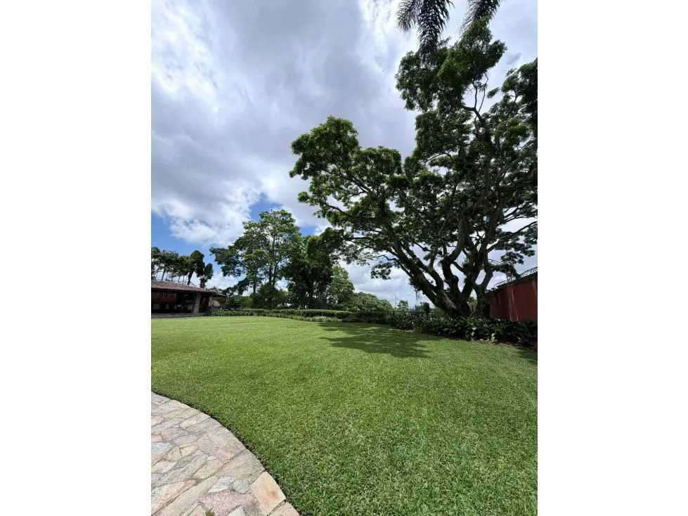 Vendo casa 900m2 La Lagunita 1123 - 25