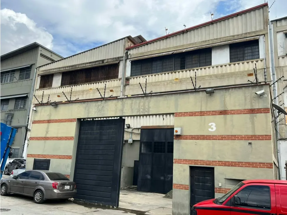 Se vende edificio Industrial 1559m2 La Yaguara 8357