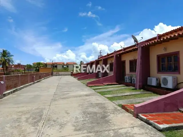EN ALQUILER CÓMODO TOWN HOUSE TOTALMENTE EQUIPADO Y LISTO PARA HABITAR, UBICADO EN EL CONJUNTO RESIDENCIAL ARCOIRIS, DENTRO DE CIUDAD FLAMINGO.