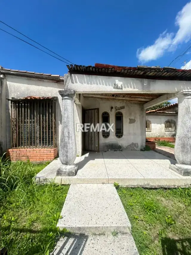 En venta casa para remodelar ubicada en la Urb. Valle Hondo. Cabudare