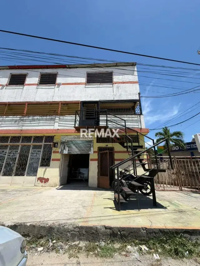 Edificio Comercial en Alquiler: Ubicación Estratégica y Amplios Espacios.