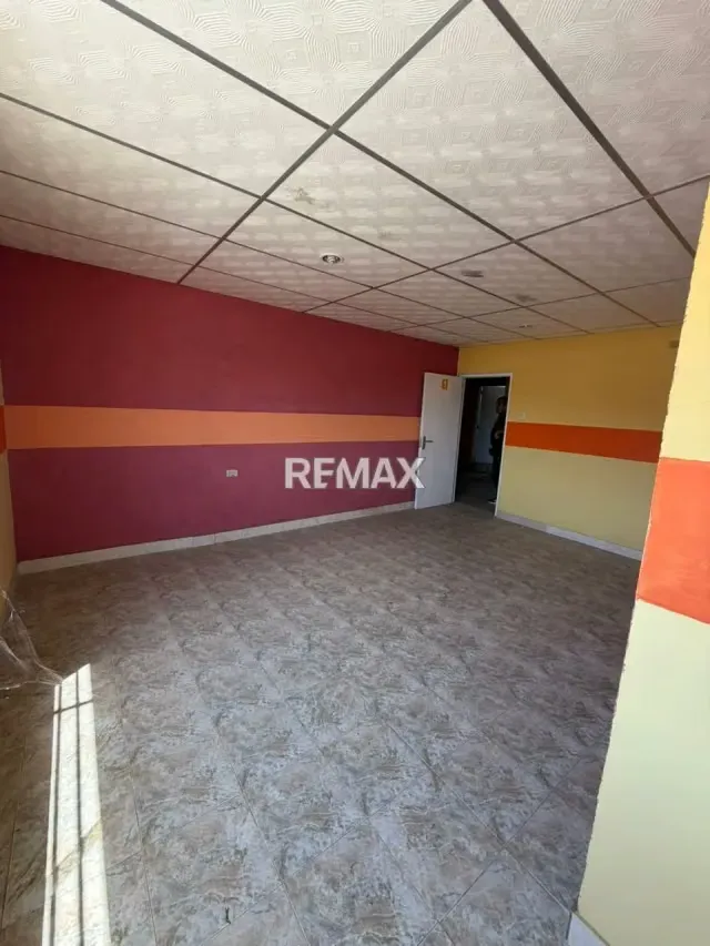 Edificio Comercial en Alquiler: Ubicación Estratégica y Amplios Espacios. - 4